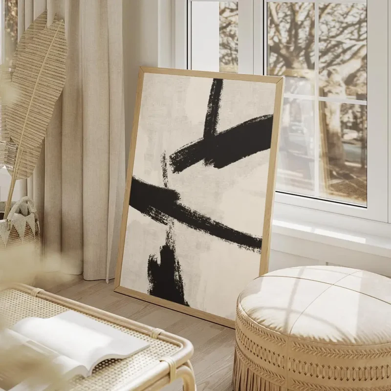 affiche abstraite avec des traits de pinceau noirs epais sur un fond gris clair salon beige.webp