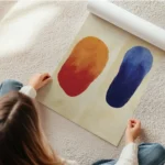 affiche abstraite avec deux formes organiques brossees une orange et rouge lautr en rouleau.webp