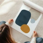 affiche abstraite avec formes bleues beiges et oranges sur fond blanc en rouleau.webp