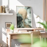 affiche abstraite avec un cercle dore sur fond vert emeraude effet aquarelle et bureau.webp