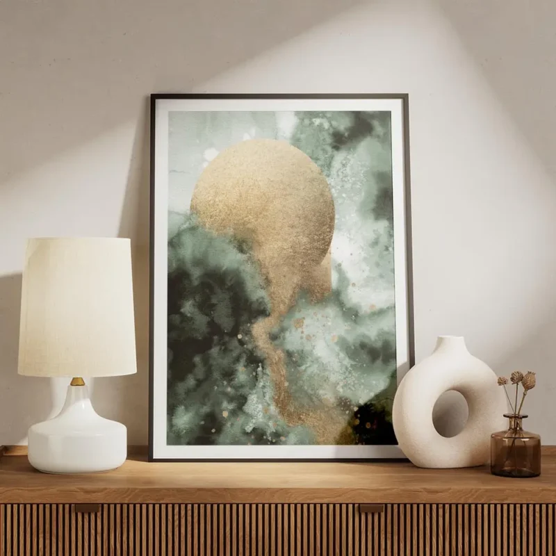 affiche abstraite avec un cercle dore sur fond vert emeraude effet aquarelle et meuble.webp