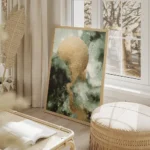affiche abstraite avec un cercle dore sur fond vert emeraude effet aquarelle et salon beige.webp