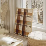 affiche abstraite avec un motif gingham des lignes beige marron et blanc et des salon beige.webp