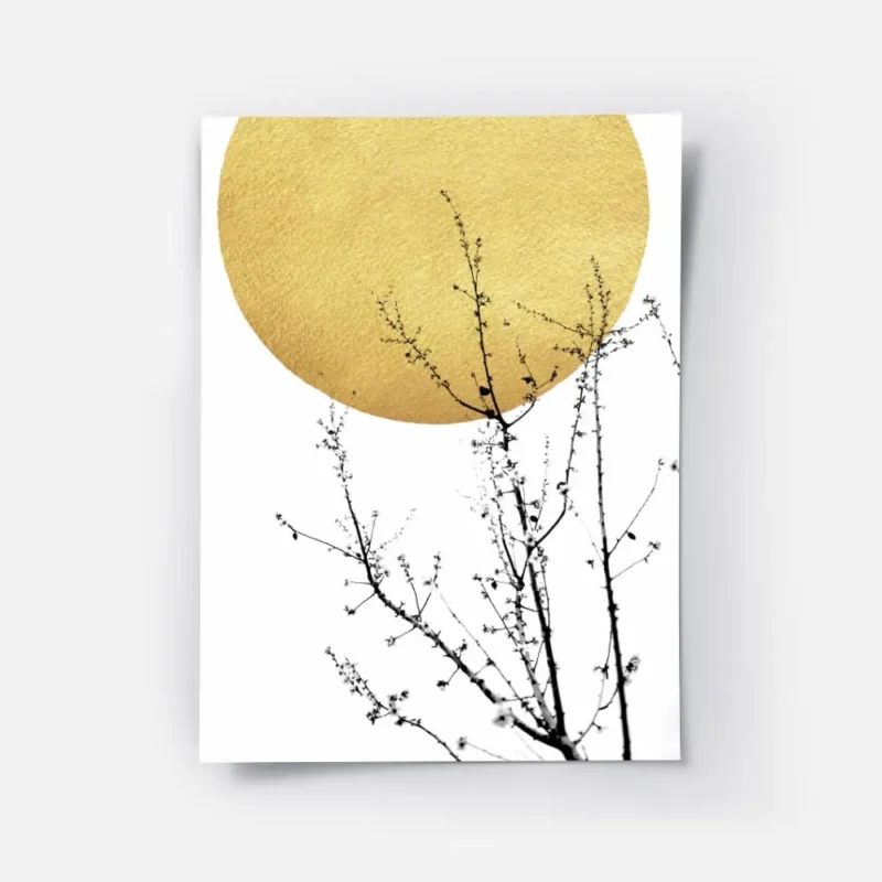 affiche abstraite avec un soleil dore et des branches darbuste noires typographi.webp