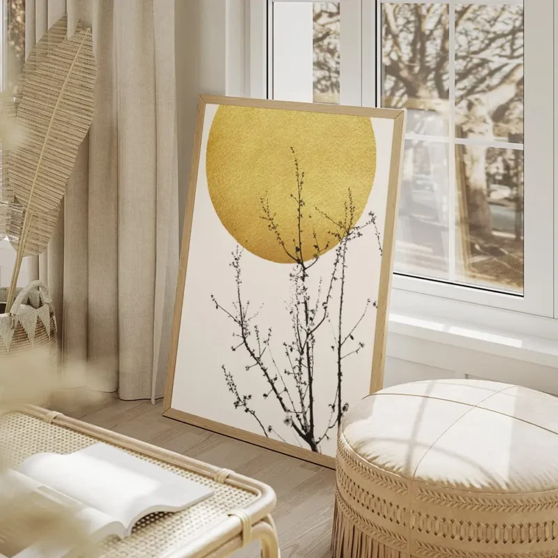 affiche abstraite avec un soleil dore et des branches darbuste noires typographi salon beige.webp