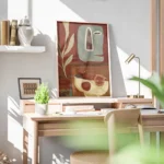 affiche abstraite avec un visage bleu et des formes vegetales sur fond rouge un bureau.webp