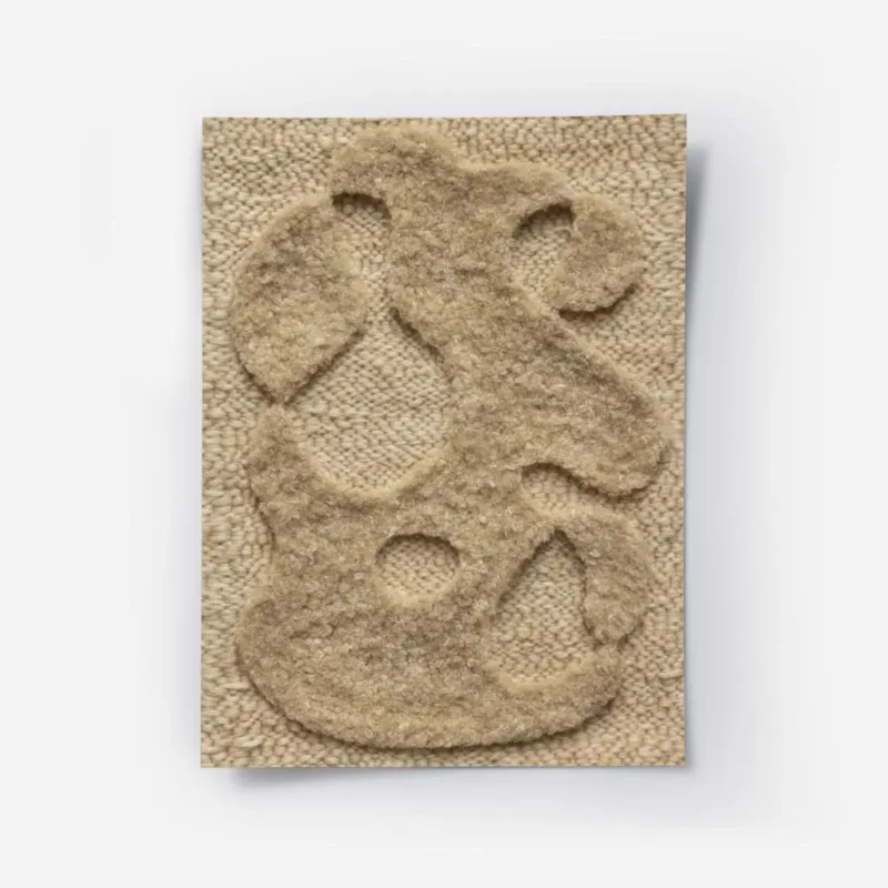affiche abstraite beige avec des formes organiques texturees sur un fond tricote.webp