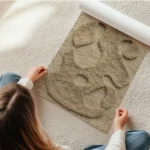 affiche abstraite beige avec des formes organiques texturees sur un fond tricote en rouleau.webp