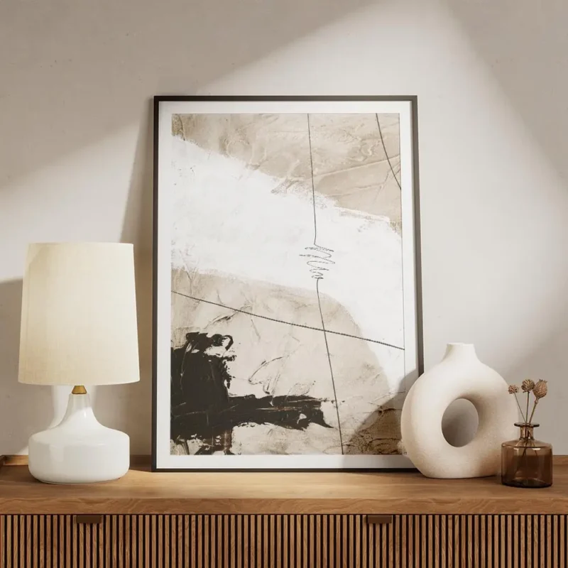 affiche abstraite beige et blanc avec des formes organiques des touches de noir meuble.webp