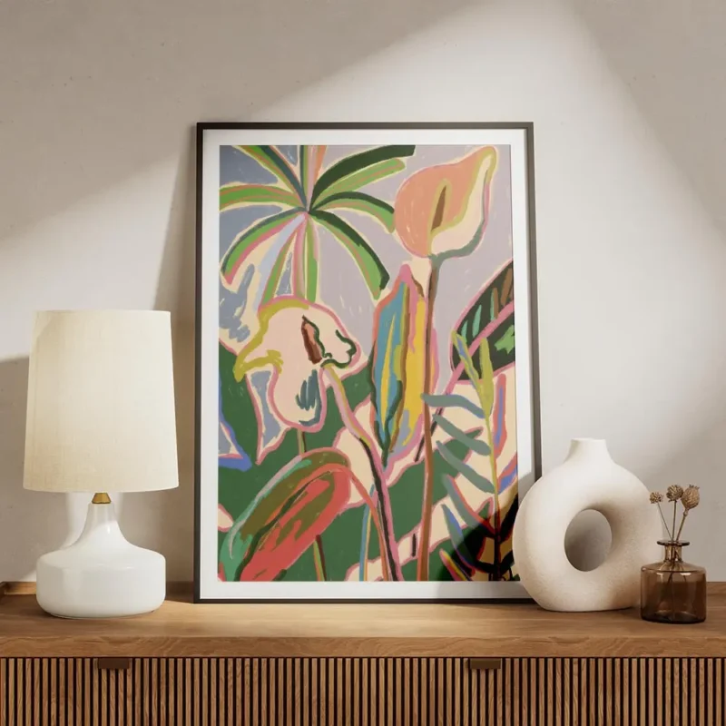 affiche abstraite coloree representant des plantes et des fleurs tropicales sur meuble.webp