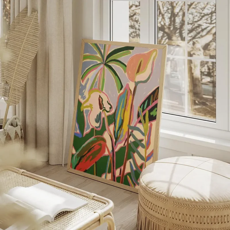 affiche abstraite coloree representant des plantes et des fleurs tropicales sur salon beige.webp