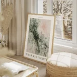 affiche abstraite de carres arrondis verts blancs et roses avec texte noir galer salon beige.webp