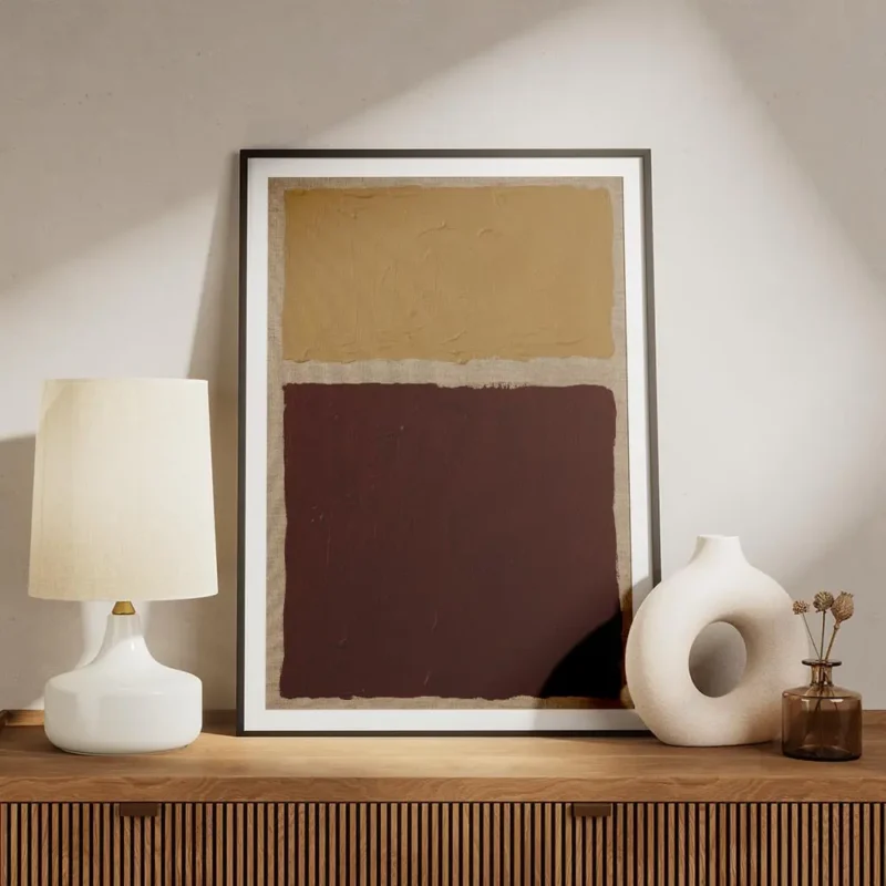 affiche abstraite de deux larges coups de pinceau textures un jaune sable et un meuble.webp