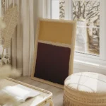 affiche abstraite de deux larges coups de pinceau textures un jaune sable et un salon beige.webp