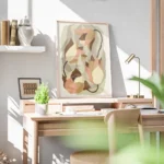 affiche abstraite de fleurs aux formes organiques tons pastel de rose beige et m bureau.webp