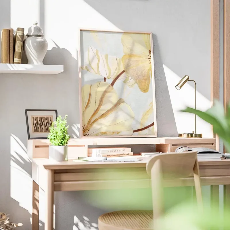 affiche abstraite de fleurs jaunes et blanches aux contours dores et marron sur bureau.webp