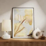 affiche abstraite de fleurs jaunes et blanches aux contours dores et marron sur meuble.webp