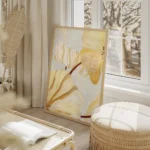 affiche abstraite de fleurs jaunes et blanches aux contours dores et marron sur salon beige.webp