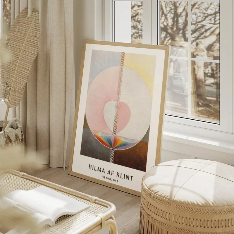 affiche abstraite de hilma af klint avec un c ur rose des cercles et des spirale salon beige.webp