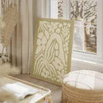 affiche abstraite de jardin vert avec des fleurs et des feuilles de couleur ecru salon beige.webp