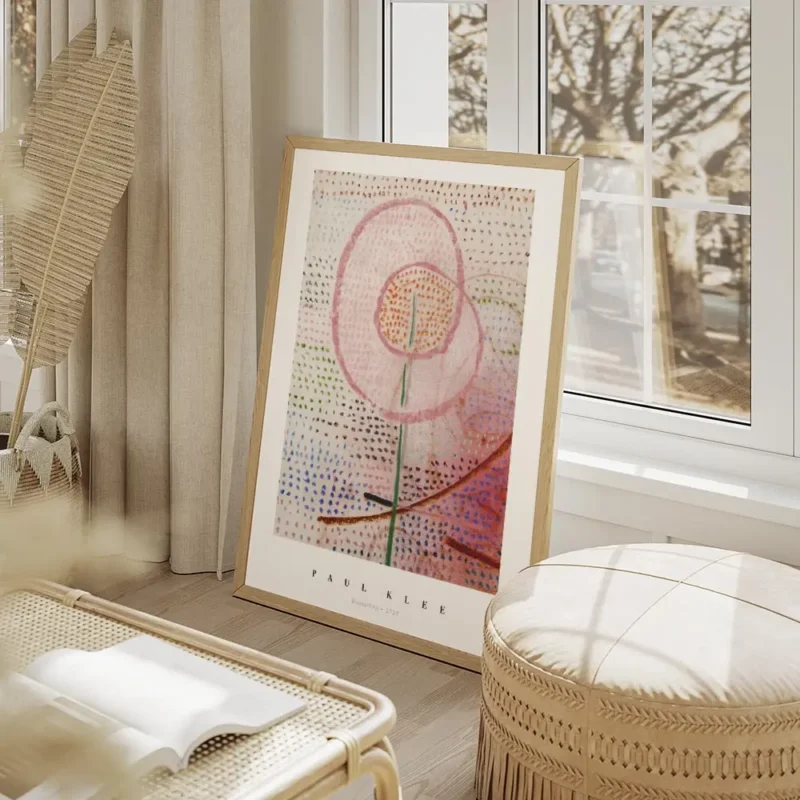 affiche abstraite de paul klee fleur rose stylisee sur fond de points colores salon beige.webp