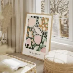 affiche abstraite de petales floraux roses oranges blancs violets et verts sur f salon beige.webp