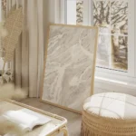 affiche abstraite de vagues et de lignes organiques beiges blanches et grises su salon beige.webp