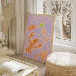 affiche abstraite dun homard orange avec des fruits et du typographie sur fond l salon beige.webp