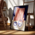 affiche abstraite dun visage bleu minimaliste avec un chapeau a rayures rouges e encadre.webp