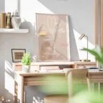 affiche abstraite dune fleur rose aux petales textures et formes organiques sur bureau.webp