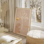 affiche abstraite dune fleur rose aux petales textures et formes organiques sur salon beige.webp