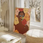 affiche abstraite dune personne aux tons verts et marrons entouree de toile de f salon beige.webp