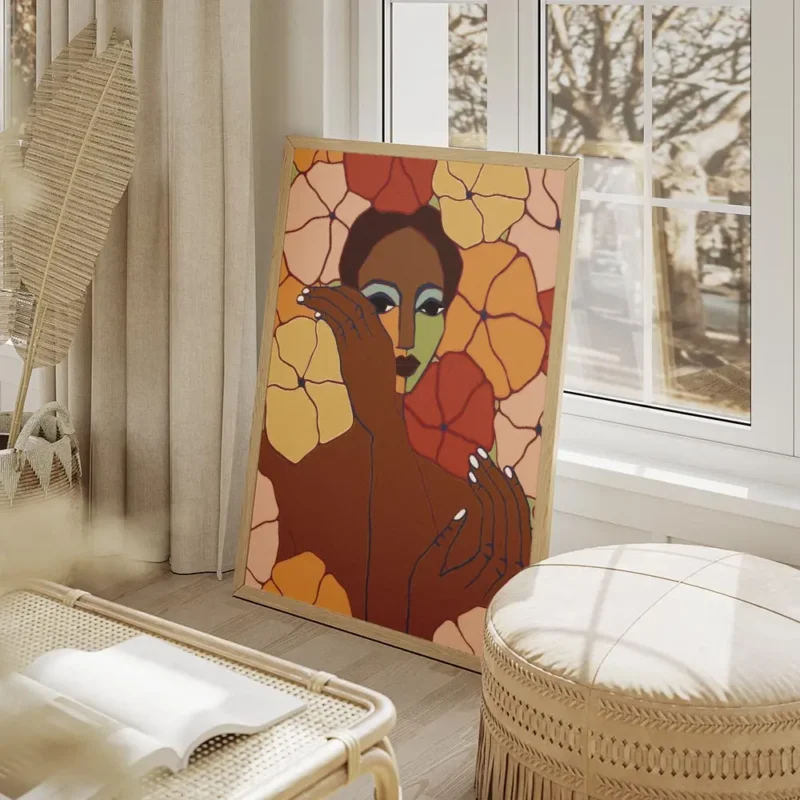 affiche abstraite dune personne aux tons verts et marrons entouree de toile de f salon beige.webp