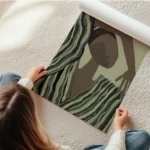 affiche abstraite dune silhouette aux tons terreux et dun tissu raye vert olive en rouleau.webp