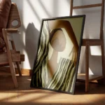 affiche abstraite dune silhouette aux tons terreux et dun tissu raye vert olive encadre.webp