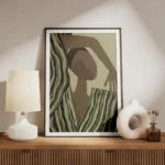 affiche abstraite dune silhouette aux tons terreux et dun tissu raye vert olive meuble.webp