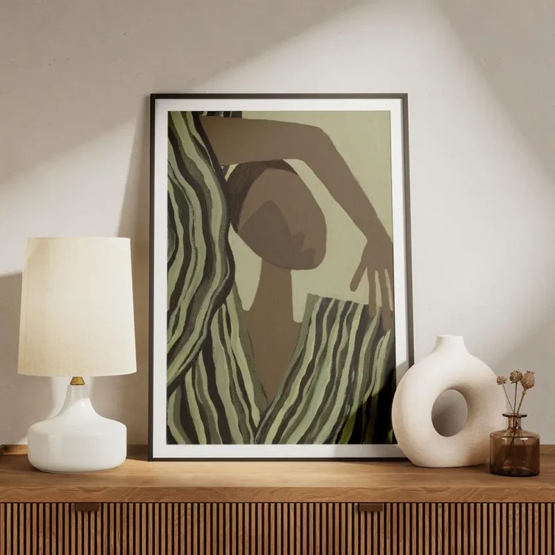 affiche abstraite dune silhouette aux tons terreux et dun tissu raye vert olive meuble.webp