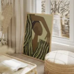 affiche abstraite dune silhouette aux tons terreux et dun tissu raye vert olive salon beige.webp