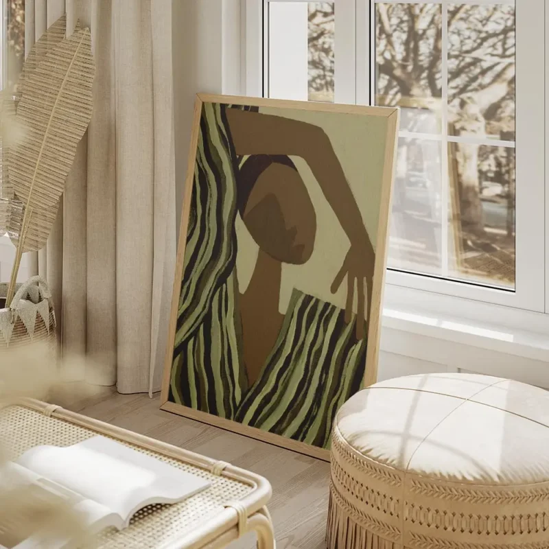 affiche abstraite dune silhouette aux tons terreux et dun tissu raye vert olive salon beige.webp