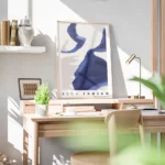 affiche abstraite indigo no2 avec des formes bleues sur un fond beige et du text bureau.webp