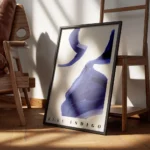 affiche abstraite indigo no2 avec des formes bleues sur un fond beige et du text encadre.webp