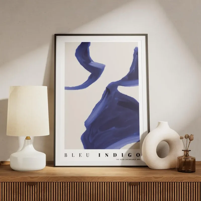 affiche abstraite indigo no2 avec des formes bleues sur un fond beige et du text meuble.webp