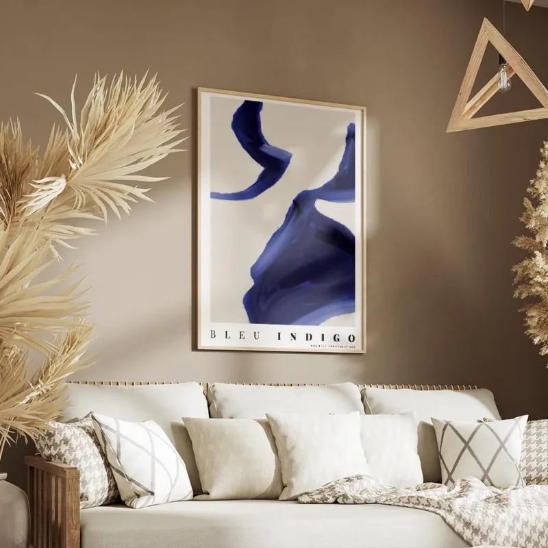 affiche abstraite indigo no2 avec des formes bleues sur un fond beige et du text salon.webp