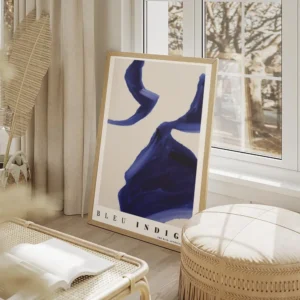 affiche abstraite indigo no2 avec des formes bleues sur un fond beige et du text salon beige.webp