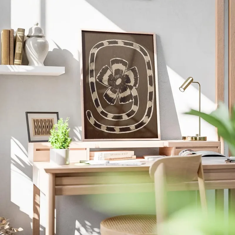 affiche abstraite marron avec un motif floral stylise et une spirale rayee beige bureau.webp