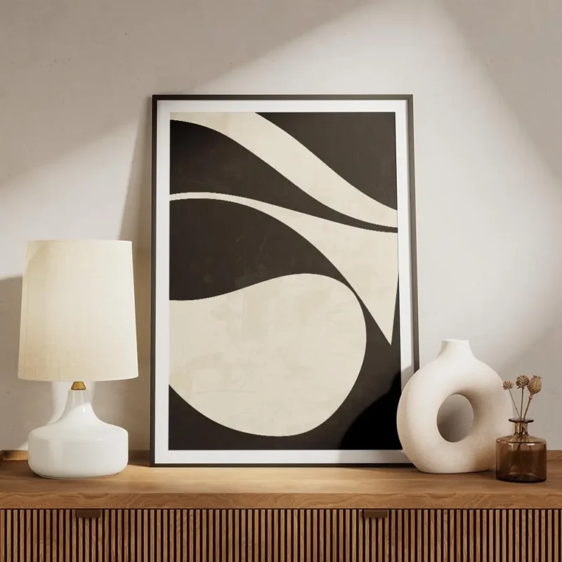 affiche abstraite minimaliste avec des formes courbes beiges sur fond noir textu meuble.webp