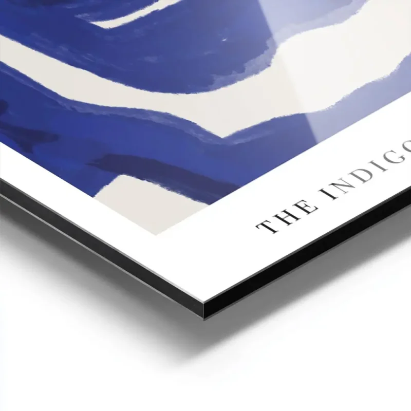 affiche abstraite aux lignes bleues sur fond beige typographie noire en haut et aluminium.webp