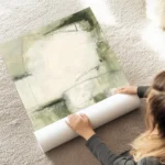 affiche abstraite aux teintes naturelles de vert olive beige et blanc avec des f au sol.webp