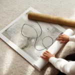 affiche abstraite aux tons gris beige avec des lignes noires et blanches et des enroule.webp