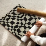 affiche abstraite avec des carreaux noirs et blancs ondules creant un motif dami enroule.webp